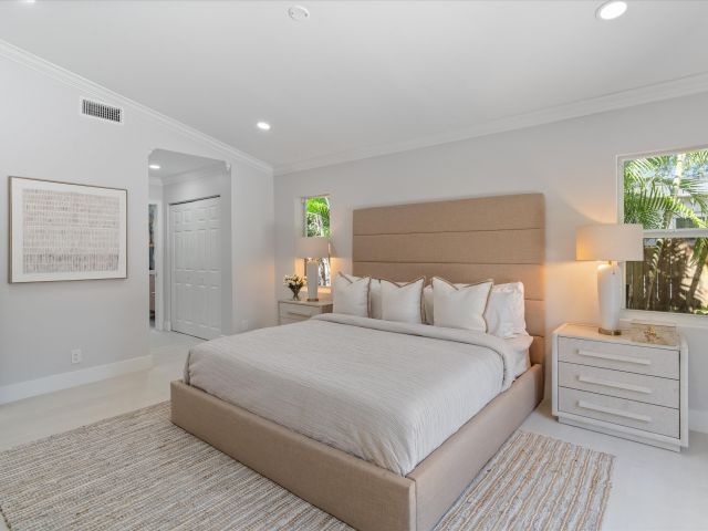 Продажа дома по адресу 1132 NE 3rd Avenue - фото 6748759