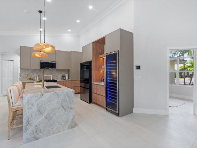 Продажа дома по адресу 1132 NE 3rd Avenue - фото 6748766