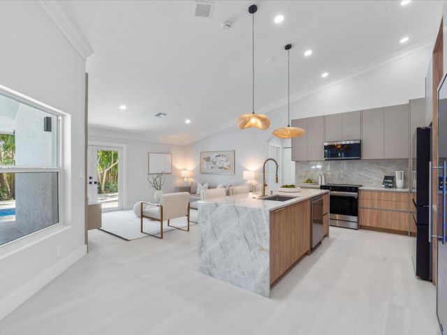 Продажа дома по адресу 1132 NE 3rd Avenue - фото 6748767