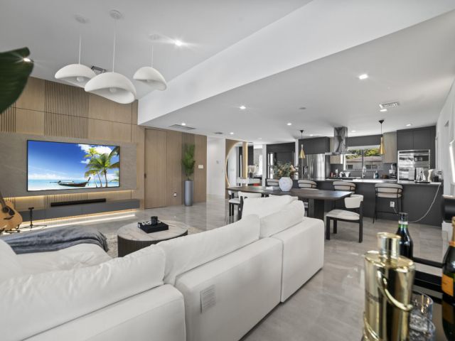 Продажа дома по адресу 2511 NE 209th Terrace - фото 6723653