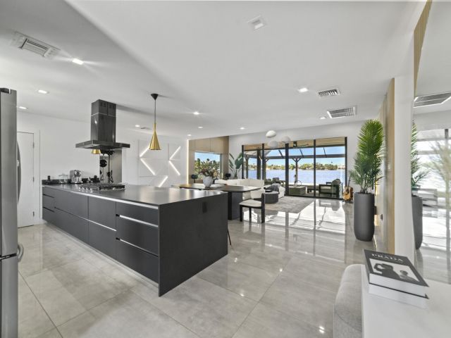 Продажа дома по адресу 2511 NE 209th Terrace - фото 6723656