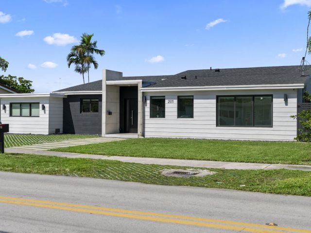 Продажа дома по адресу 2511 NE 209th Terrace - фото 6723657