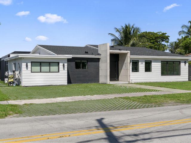 Продажа дома по адресу 2511 NE 209th Terrace - фото 6723658