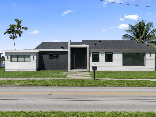 Продажа дома по адресу 2511 NE 209th Terrace - фото 6723659