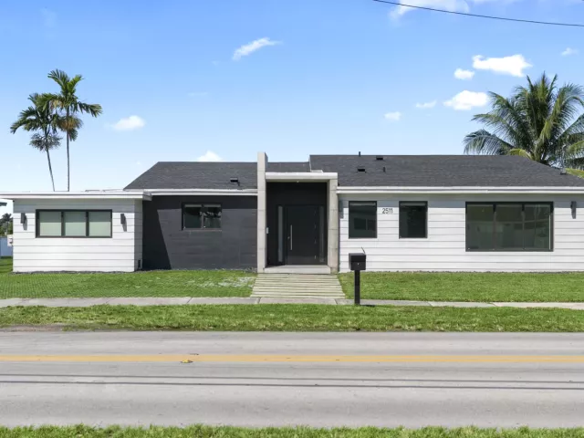 Продажа дома по адресу 2511 NE 209th Terrace - фото 8872848