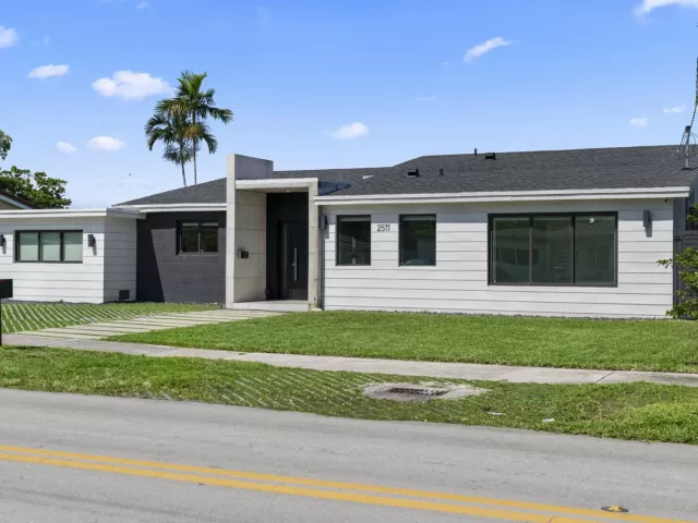 Продажа дома по адресу 2511 NE 209th Terrace - фото 8872850