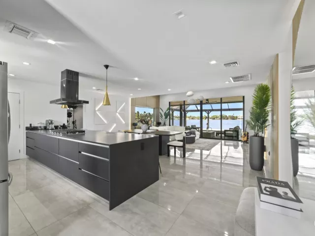 Продажа дома по адресу 2511 NE 209th Terrace - фото 8872851