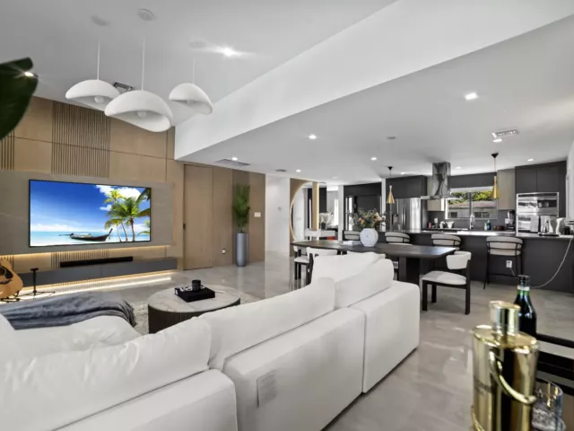 Продажа дома по адресу 2511 NE 209th Terrace - фото 8872854