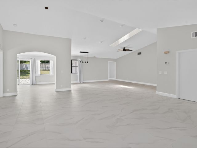 Дом в аренду по адресу 875 NW 4th Avenue - фото 6749405