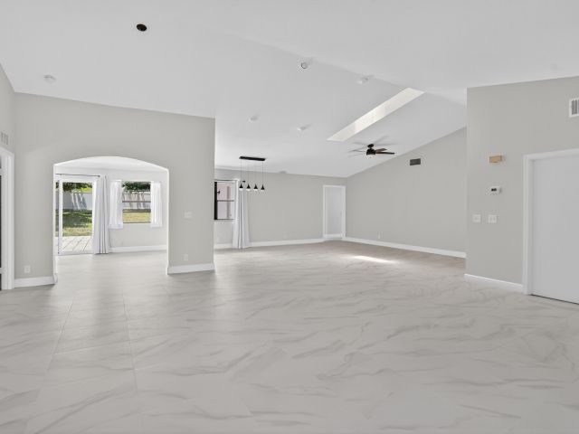 Дом в аренду по адресу 875 NW 4th Avenue - фото 6749406