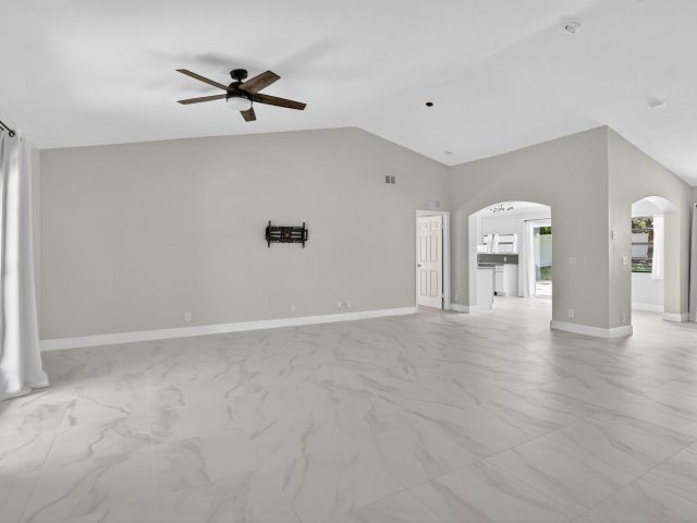 Дом в аренду по адресу 875 NW 4th Avenue - фото 6749407