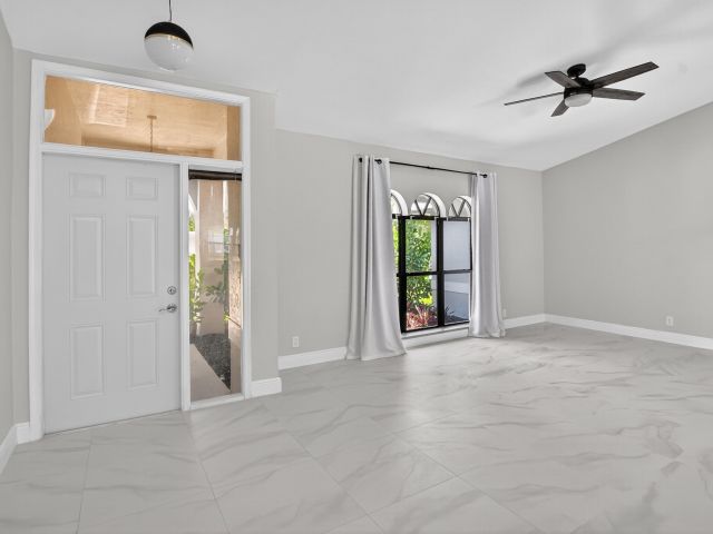 Дом в аренду по адресу 875 NW 4th Avenue - фото 6749408