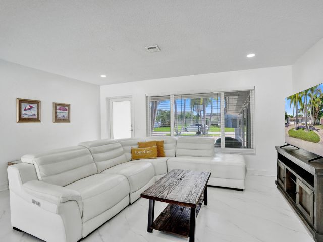 Дом в аренду по адресу 1633 SE 5th Ct Court - фото 6750968