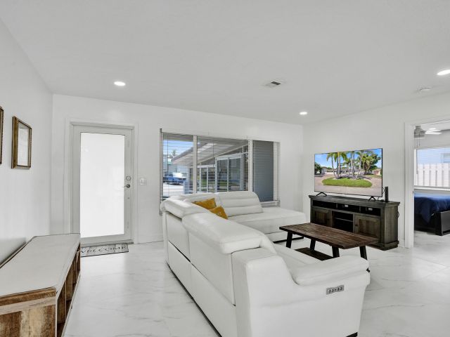 Дом в аренду по адресу 1633 SE 5th Ct Court - фото 6750972