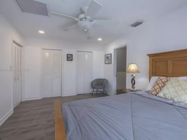 Продажа дома по адресу 1690 NE 25th Ave - фото 7692206
