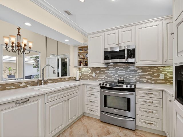 Продажа дома по адресу 9333 Heathridge Drive - фото 6775017