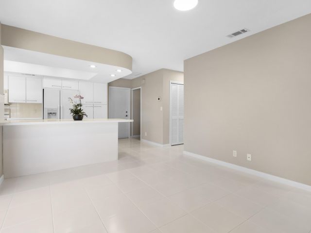 Продажа дома по адресу 5370 NE 17th Avenue - фото 6730371