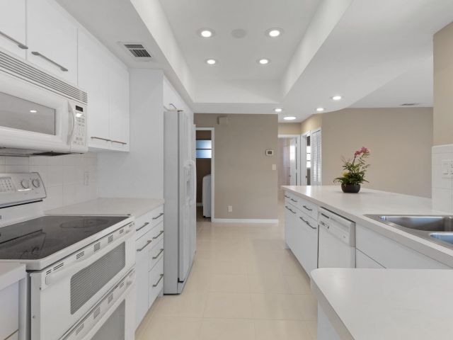 Продажа дома по адресу 5370 NE 17th Avenue - фото 6730376