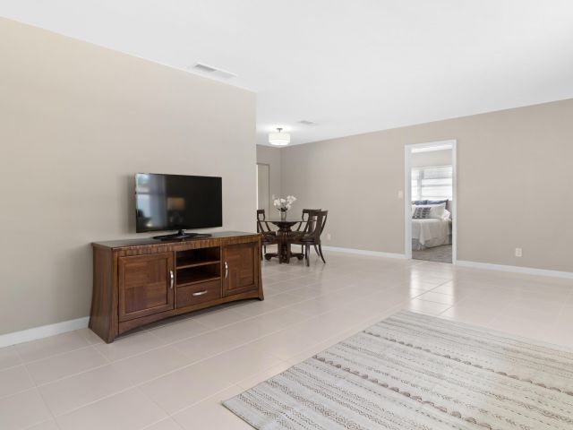 Продажа дома по адресу 5370 NE 17th Avenue - фото 6730378