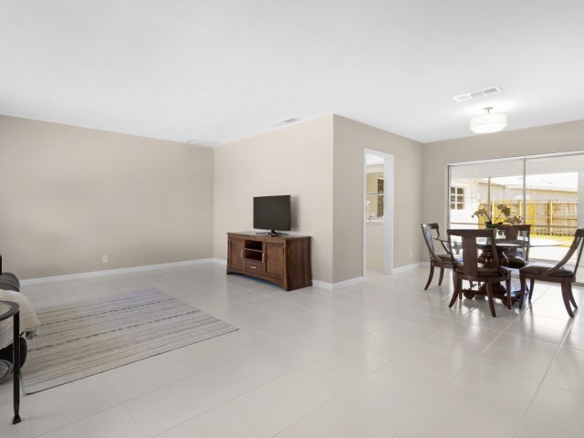 Продажа дома по адресу 5370 NE 17th Avenue - фото 6730380