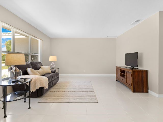 Продажа дома по адресу 5370 NE 17th Avenue - фото 6730381