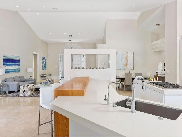 Дом в аренду по адресу 511 Golden Harbour Drive - фото 6749269