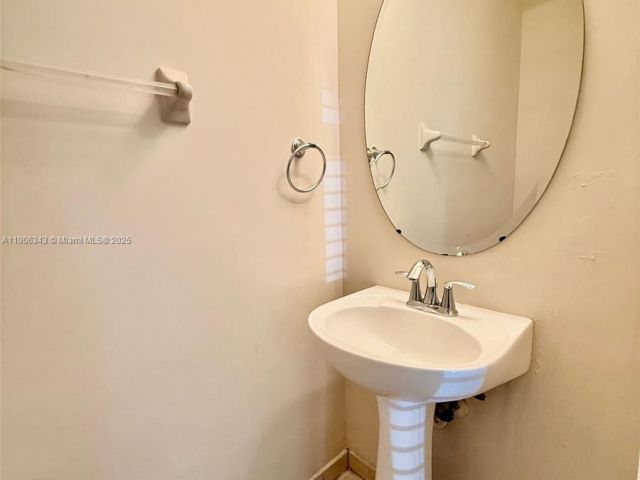 Дом в аренду по адресу 11326 SW 238th St 11326 - фото 7478594