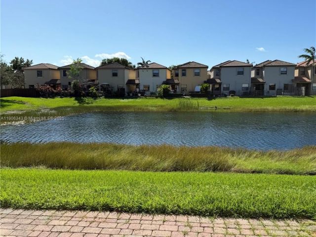 Дом в аренду по адресу 11326 SW 238th St 11326 - фото 7478607