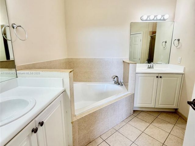 Дом в аренду по адресу 11326 SW 238th St 11326 - фото 7478617