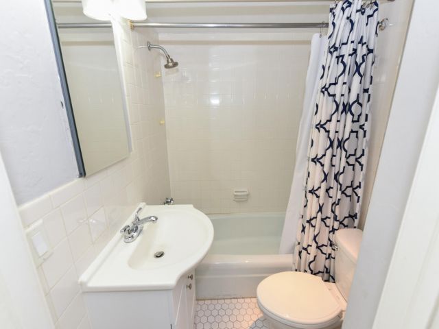 Продажа дома по адресу 340 Russlyn Drive - фото 6728540