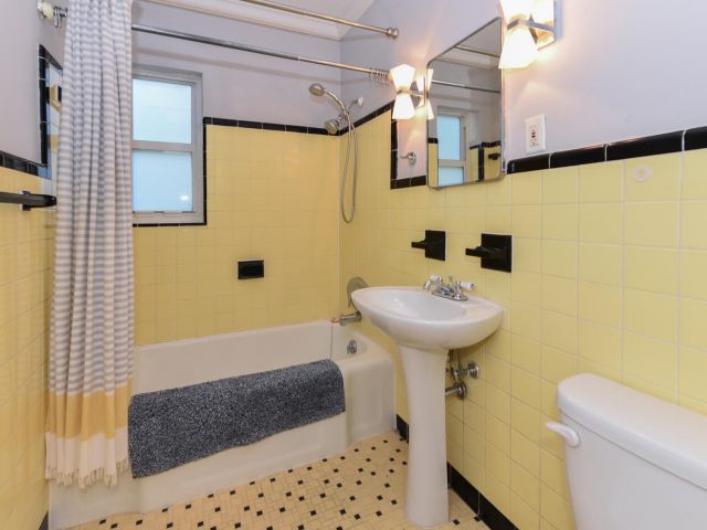 Продажа дома по адресу 340 Russlyn Drive - фото 6728542