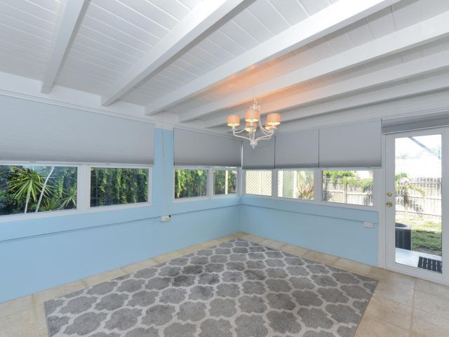 Продажа дома по адресу 340 Russlyn Drive - фото 6728544