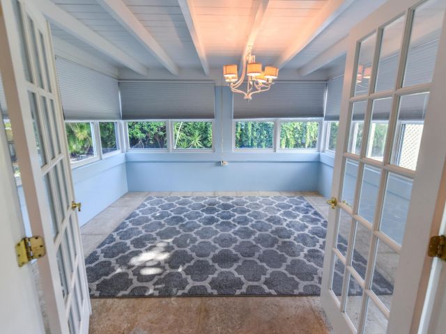 Продажа дома по адресу 340 Russlyn Drive - фото 6728546