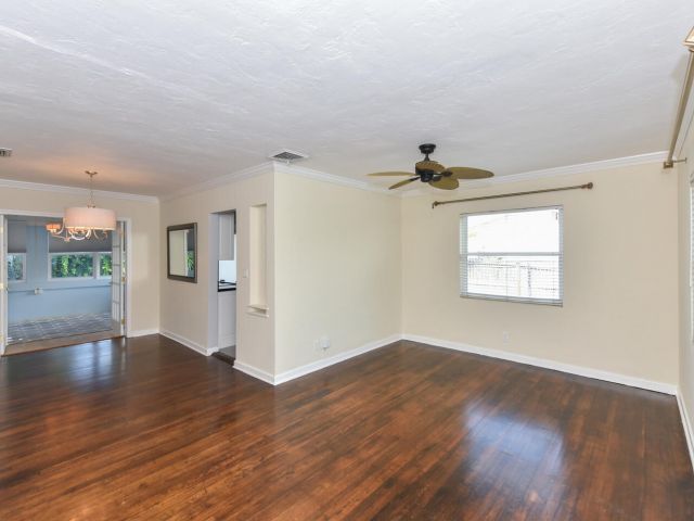 Продажа дома по адресу 340 Russlyn Drive - фото 6728552