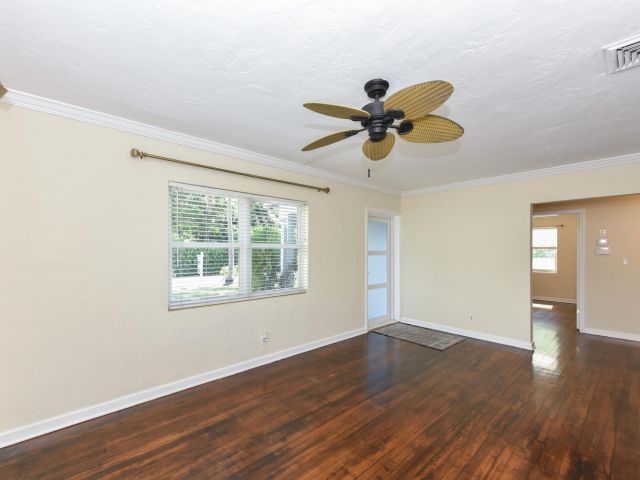 Продажа дома по адресу 340 Russlyn Drive - фото 6728554