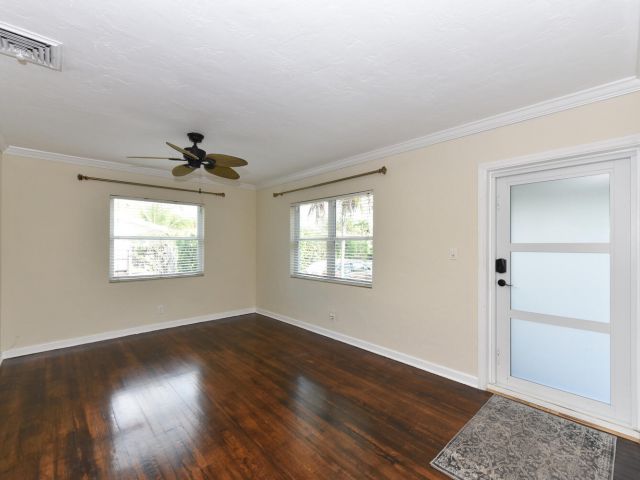 Продажа дома по адресу 340 Russlyn Drive - фото 6728555