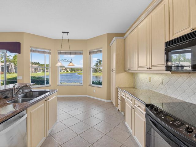 Продажа дома по адресу 7303 Morocca Lake Drive - фото 6764899