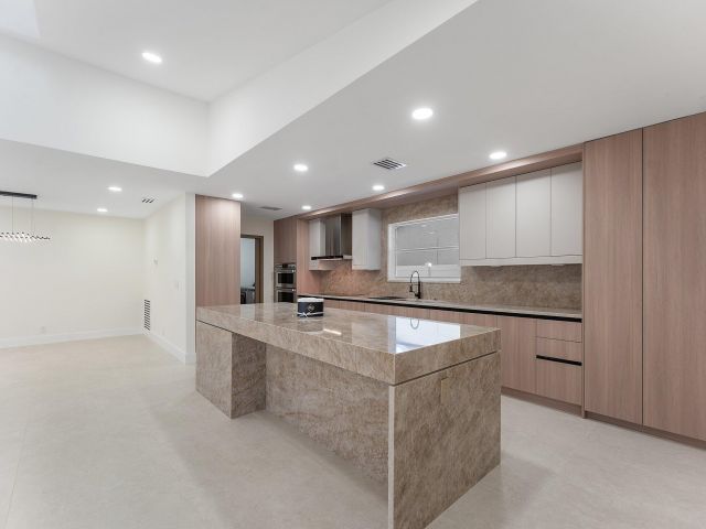 Продажа дома по адресу 1380 SW 1st Street - фото 6749238