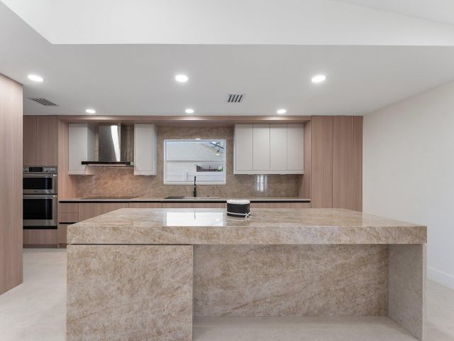 Продажа дома по адресу 1380 SW 1st Street - фото 6749239