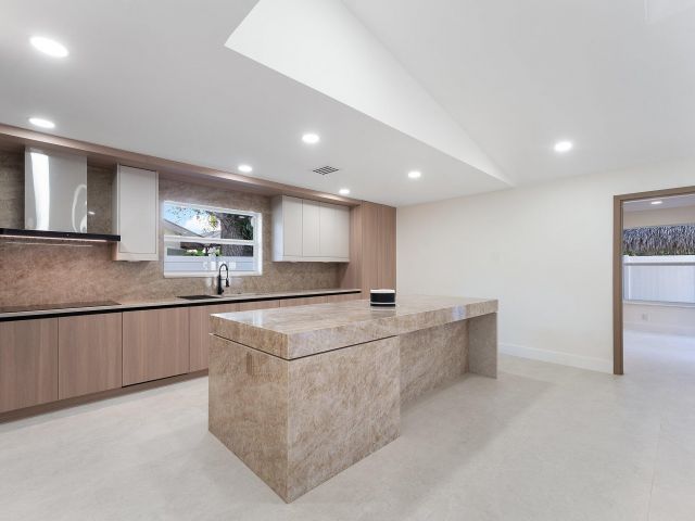 Продажа дома по адресу 1380 SW 1st Street - фото 6749240