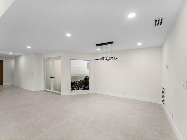 Продажа дома по адресу 1380 SW 1st Street - фото 6749242