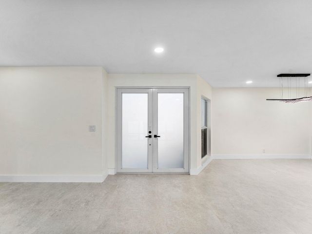 Продажа дома по адресу 1380 SW 1st Street - фото 6749243