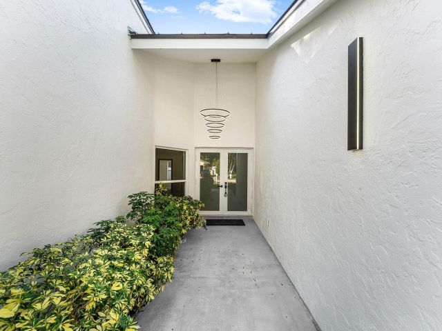 Продажа дома по адресу 1380 SW 1st Street - фото 6749244