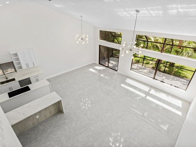 Продажа дома по адресу 755 Saint Albans Drive - фото 6766408