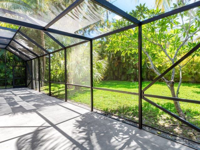 Продажа дома по адресу 755 Saint Albans Drive - фото 6766415