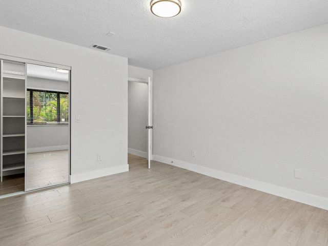 Продажа дома по адресу 755 Saint Albans Drive - фото 6766421