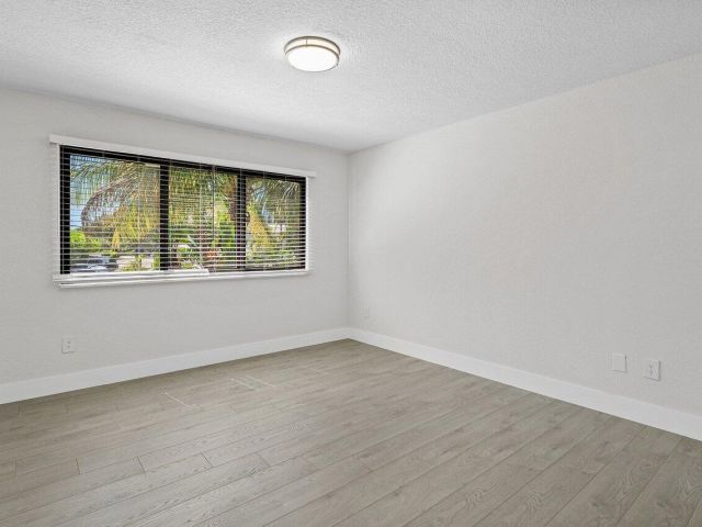 Продажа дома по адресу 755 Saint Albans Drive - фото 6766422