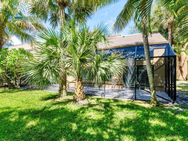 Продажа дома по адресу 755 Saint Albans Drive - фото 6766423