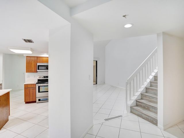 Дом в аренду по адресу 7714 La Mirada Drive - фото 6749226