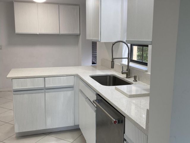 Дом в аренду по адресу 7714 La Mirada Drive - фото 6749228